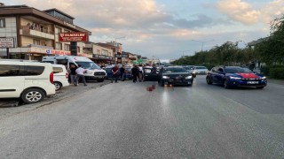 İki otomobil çarpıştı, 4 kişi yaralandı: Motosikletli çift kazadan kıl payı kurtuldu