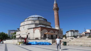 İlahi aşkla yeniden yollara düştü, hedefi yürüyerek Kabeye ulaşmak