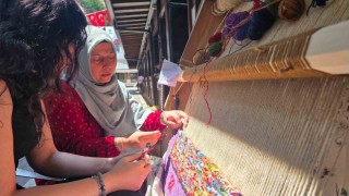 İlmek ilmek kültür mirası: Bandırmalı kadınlar halı dokuma sanatını yaşatıyor
