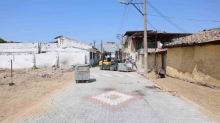 İncirliovada 3 sokakta yol yenileme çalışmaları sürüyor