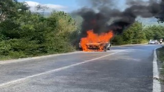 İnkumu yolunda otomobil alevlere teslim oldu