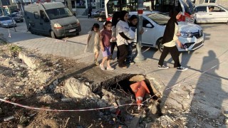 İnşaat çevresindeki kaldırımda oluşan derin göçükler muhtemel kazalara davetiye çıkarıyor