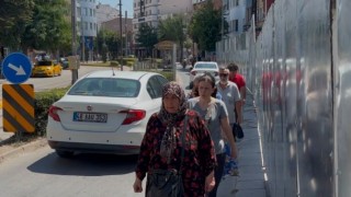 İnşaat paravanı kaldırımı kapattı, yayalar trafiğin ortasında kaldı