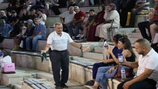 İnşaatçı ustasının Halayı bırakma vasiyetini 54 yıldır oynayarak yaşatıyor
