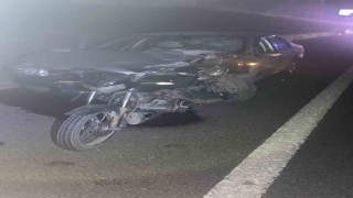 İpsalada motosiklet otomobilin önüne saplandı: 3 yaralı