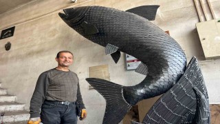 İranlı sanatçı atık metalden inci kefali tasarladı