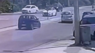 Işıkta aniden şerit değiştiren araca, otomobil çarptı