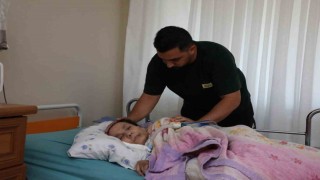 İşini bıraktı, 3 yıldır hayatını yatağa bağımlı annesine adadı