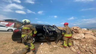 İskenderunda kayalıklara çarpan otomobilin sürücüsü yaralandı