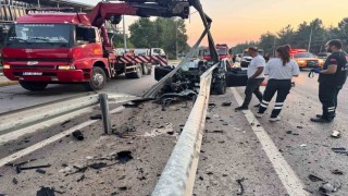 Isparta'da feci kaza: Bariyerlere çarpan otomobilin sürücüsü hayatını kaybetti