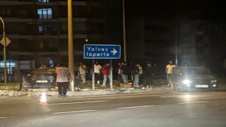Ispartada kavşakta iki otomobil çarpıştı: 3 yaralı