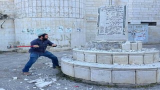 İsrailli aşırı sağcı vekil, Filistin köyündeki Şehitler Anıtını yıktı