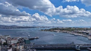 İstanbulda gün boyu süren bulutların geçişi görüntülendi