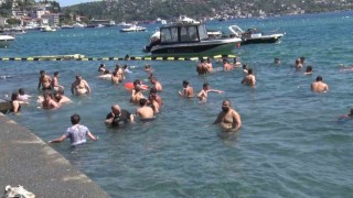 İstanbulda sıcak hava dalgası bunalttı: Vatandaş kendini Boğazın serin sularına bıraktı