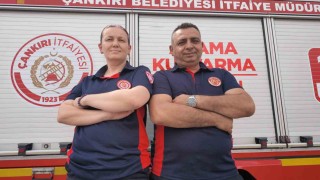 İtfaiyeci çift birlikte can kurtarıyor: Biri telsiz başında, diğeri olay yerinde görevini aşkla yapıyor