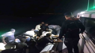 İzmir açıklarında 21 düzensiz göçmen yakalandı, 31 göçmen kurtarıldı