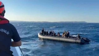 İzmir açıklarında 37 düzensiz göçmen yakalandı, 30 göçmen kurtarıldı