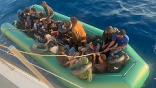 İzmir açıklarında sürüklenen bottaki 30 düzensiz göçmen kurtarıldı