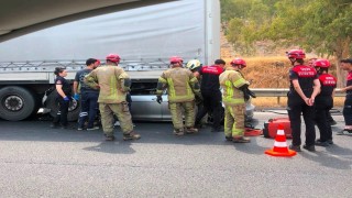 İzmirde feci kaza: Tıra çarpan otomobilin sürücüsü hayatını kaybetti