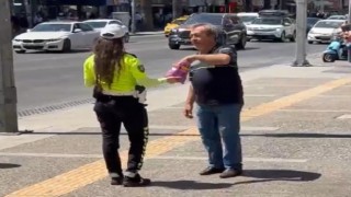 İzmir'de trafik polisi Mevlit Kandilinde çikolata dağıttı