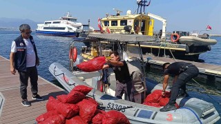 İzmirde yasa dışı kara midye operasyonu: 560 kilogram midye denize iade edildi
