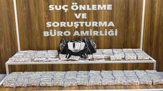 İzmirde zehir tacirlerine operasyon: 9 bin uyuşturucu hap ele geçirildi