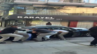 İzmitte otomobilin çarptığı çocuk aracın altında kaldı