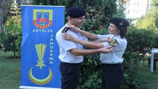 Jandarma çiftin evlilik yıldönümünde rütbe terfi gururu