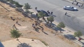 Jandarma önünde arazi anlaşmazlığı nedeniyle birbirlerine girdiler