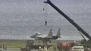 Japonyaya ait F-15 savaş uçağı, acil inişin ardından sol kanadının üzerine yattı