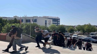 Kadın kıyafeti giydirerek şantaj yapan 6 zanlı tutuklandı