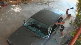Kadına ait otomobile satır ve bıçakla zarar verdi: O anlar kamerada