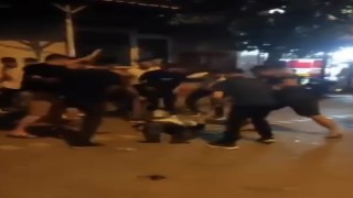 Kadını darp eden adamı mahallelinin linç anları kamerada