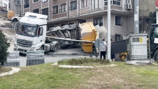 Kağıthanede kum yüklü hafriyat kamyonunun dorsesi devrildi