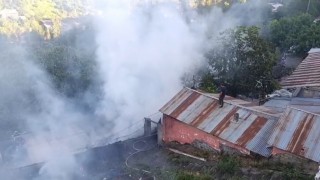 Kağızmanda ahırda başlayan yangın 2 eve sıçradı