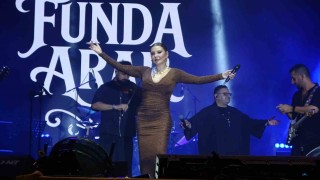 Kahramanmaraşta Ağustos Fuarında Funda Arar konseri