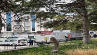 Kamyon dorsesi altında kalan market çalışanı hayatını kaybetti