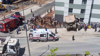 Kamyon eve girdi, sürücü yaralandı