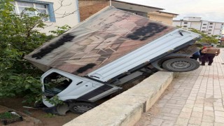 Kamyonet bahçeye uçtu: 1 yaralı