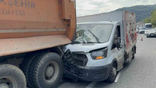 Kamyonet kamyona arkadan çarptı: 1 yaralı