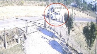 Kamyoneti sollayan otomobil başıboş sokak köpeğine çarptı: O anlar kamerada
