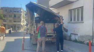 Kamyonetin kasası binanın balkonuna çarptı