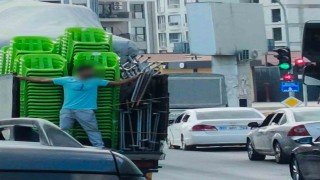 Kamyonetin kasasında tehlikeli yolculuk