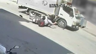 Kamyonetle motosiklet çarpıştı : 2 yaralı