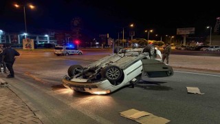 Kamyonla çarpışan otomobil takla attı