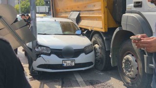 Kamyonun çarptığı otomobil direk ile kamyon arasında sıkıştı: 1 yaralı