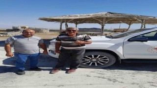 Kanadından yaralanan kızıl şahin, duyarlı çiftçinin dikkatiyle kurtuldu