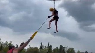 Kanyonda ziplinede asılı kalan turist çocuğu rafting rehberi kurtardı