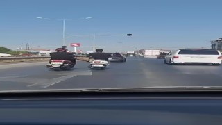 Kara yolunda seyir halindeyken ayağıyla önündeki motosikleti itmeye çalıştı