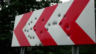Karadeniz yaylalarında trafik levhaları kevgire döndü